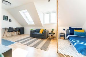 ein Wohnzimmer mit einem Bett und einem Spiegel in der Unterkunft Helles modernes Studio m. Küche, Nahe Uni in Cottbus