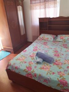 Un dormitorio con una cama con un objeto azul. en La Belle du Sud en Rodrigues Island