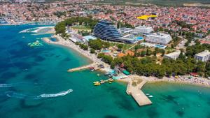 una vista aérea de una playa con un complejo en Apartments Mišolić, en Vodice