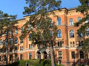 ein großes Backsteingebäude mit einem Baum davor in der Unterkunft Ferienwohnung-Domziegelhof in Schleswig