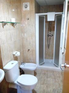 Phòng tắm tại Hostal Sant Sadurní