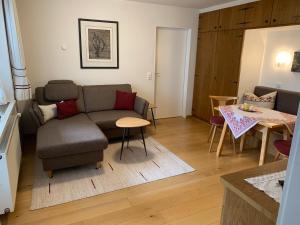 uma sala de estar com um sofá e uma mesa em Ferienhaus Kessler em Riezlern