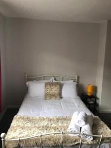 - une chambre avec un lit doté de draps et d'oreillers blancs dans l'établissement Chester le Street Amethyst 3 Bedroom House, à Chester-le-Street