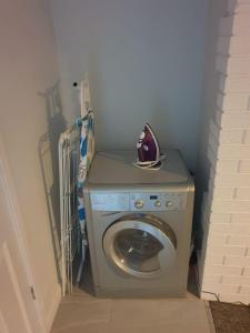 uma máquina de lavar e secar roupa num canto de um quarto em Chester le Street Amethyst 3 Bedroom House em Chester-le-Street