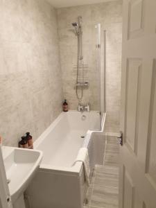 Baño blanco con bañera y lavamanos en Grange Villas Diamond nr Chester le Street 3 Bed en Chester-le-Street