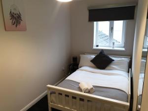 Un dormitorio con una litera con un osito de peluche. en Grange Villas Diamond nr Chester le Street 3 Bed en Chester-le-Street