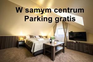 什恰夫尼察Goprówka的一间带床、电视和桌子的卧室