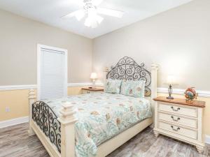 1 dormitorio con 1 cama y ventilador de techo en Sandpiper 106 en Tybee Island