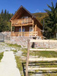 a log cabin with a fence in front of it at Villas Meti Rugove in Peje