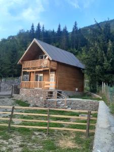 a log cabin with a fence in front of it at Villas Meti Rugove in Peje
