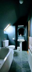 米爾敦馬爾貝的住宿－Cluain Uilinn，浴室配有2个卫生间、浴缸和水槽