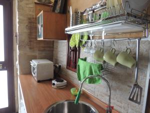 拉古薩的住宿－Monolocale l'Abbraccio，厨房配有水槽和带餐具的台面
