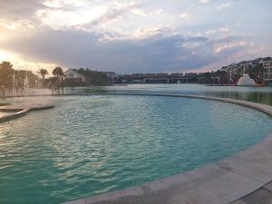 una gran piscina de agua con una fuente en Craiden Holiday Apartment at The Blyde Crystal Lagoon 2 bedrooms en Pretoria