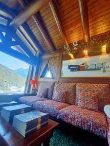 a living room with a couch and a table at Baita LE SERE in Sestriere