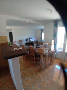 een woonkamer met een eettafel en stoelen bij Sababady Villa 3 chambres in Saint-André