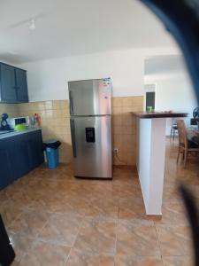 een keuken met een roestvrijstalen koelkast en een tafel bij Sababady Villa 3 chambres in Saint-André