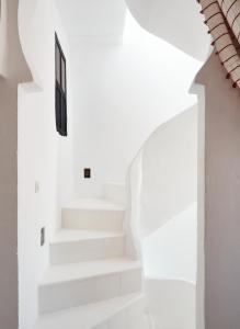- un escalier dans un bâtiment blanc avec une fenêtre dans l'établissement Dar Said, à Assilah
