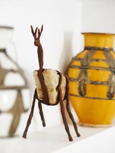 艾西拉的住宿－Dar Said，花瓶旁蚂蚁的金属雕像