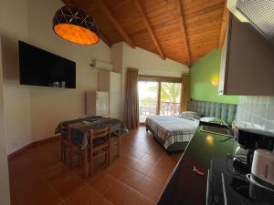 una camera con cucina, letto e tavolo di studio's Porto Antigo 2 a Santa Maria
