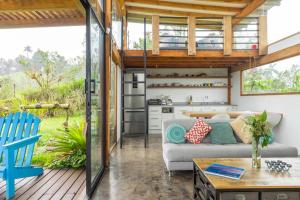 a living room with a couch and a kitchen at Chocó 701 La Reserva- Casa Loft in Culantropamba