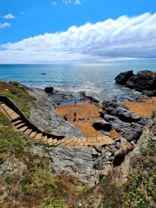 - une plage avec des gens sur le sable et l'océan dans l'établissement Très belle Maison Vendéenne pour 6 personnes classée 3 étoiles, equipements bébé fournis, avec piscine, située à seulement 10mn des plages, à Saint-Hilaire-de-Riez