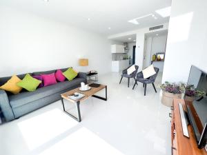 uma sala de estar com um sofá e uma mesa em Apartment in Manilva, just a few steps from the beach em Manilva