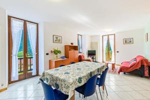 a dining room with a table and chairs in a room at Casa Elena in Ledro