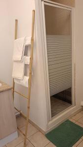 una scala di asciugamani in una stanza con finestra di Les soleiades a Béziers