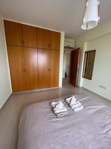 - une chambre avec un lit et 2 serviettes dans l'établissement Apartament na Cyprze, à Peyia