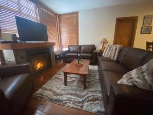 Gallery image of 2 bdrm Ski In/Out Condo, Private Hot Tub, BBQ and Heated Garage in Sun Peaks
