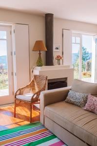 uma sala de estar com um sofá e uma lareira em Just like Home - Number 8 em Quinta das Mineirinhas em Vila Nova de Cerveira
