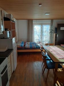 Zimmer mit einem Bett und einem Tisch sowie einer Küche in der Unterkunft Rulfik in Hinterberg