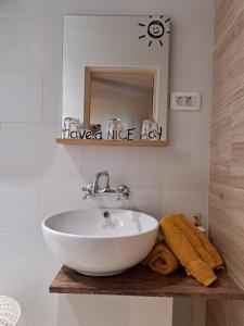 W łazience znajduje się biała umywalka i lustro. w obiekcie Kuća za odmor Alea Rustica Daruvar w mieście Daruvar