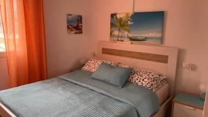 um quarto com uma cama com um edredão azul em Isla Verde Apartment em Torrevieja