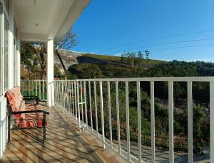 En balkon eller terrasse på The Paradise View Stay