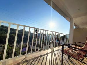 En balkon eller terrasse på The Paradise View Stay