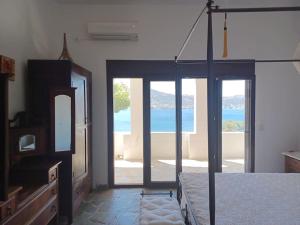1 dormitorio con cama y vistas al océano en Spectacular Seaview Apartment, en Alinda