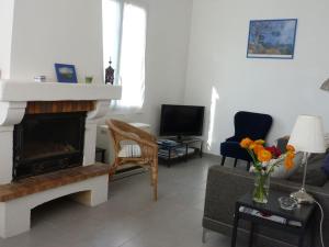 a living room with a couch and a fireplace at Maison classée meublé 3 étoiles, proche mer. in Sainte-Maxime
