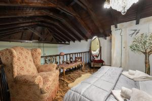 ein Wohnzimmer mit einem Sofa und einem Stuhl in der Unterkunft Chalet Renata 1 Livadi Arachovas in Kalívia