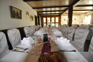 - une longue table avec des verres et des serviettes dans l'établissement Jägerhof, à Hanovre