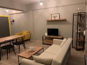 - un salon avec un canapé et une table dans l'établissement Lovely Duplex Guesthouse in Bursa, à Gorukle