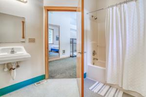 Un baño con ducha, lavabo y bañera. en The Chinook Lodge at Government Camp - Meredith Lodging, en Government Camp 73 fotos más