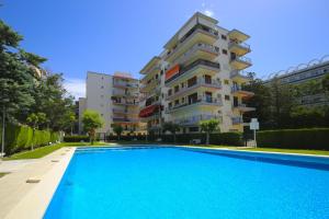 Bazén v ubytovaní ALOHA Planet Costa Dorada alebo v jeho blízkosti
