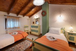 Postel nebo postele na pokoji v ubytování Chalet Renata 2 Livadi Arachovas + 18 fotografií