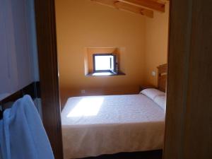 a small bedroom with a bed and a window at Vivienda Vacacional La Cantera in Cangas de Onís