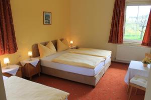 um quarto de hotel com duas camas e duas mesas em Landhotel Gasthof Eichhof Natters em Innsbruck