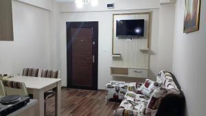 TV a/nebo společenská místnost v ubytování BeyazitHan Suites Old City