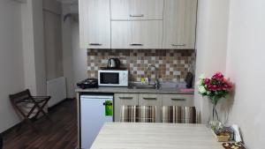 A kitchen or kitchenette at BeyazitHan Suites