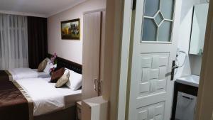 Postel nebo postele na pokoji v ubytování BeyazitHan Suites Old City
