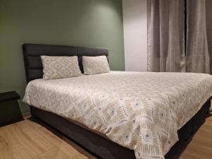 un letto con un piumone bianco e 2 cuscini di Captivating 2-Bed Apartment in Tunis a Tunisi